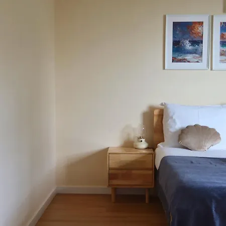 Art 4 Bed & Breakfast Carcavelos (Lisbon)