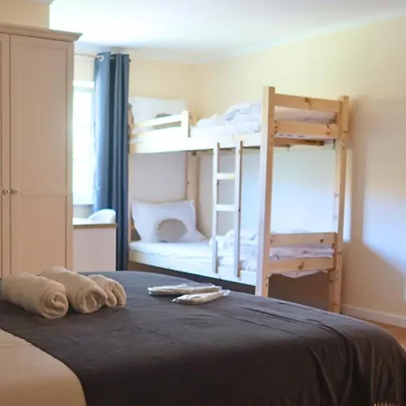 Art 4 Bed & Breakfast Carcavelos (Lisbon)