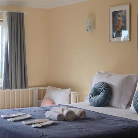 Art 4 Bed & Breakfast *
