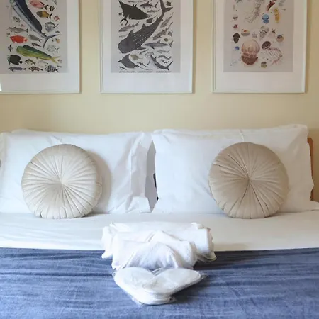 Art 4 Bed & Breakfast *